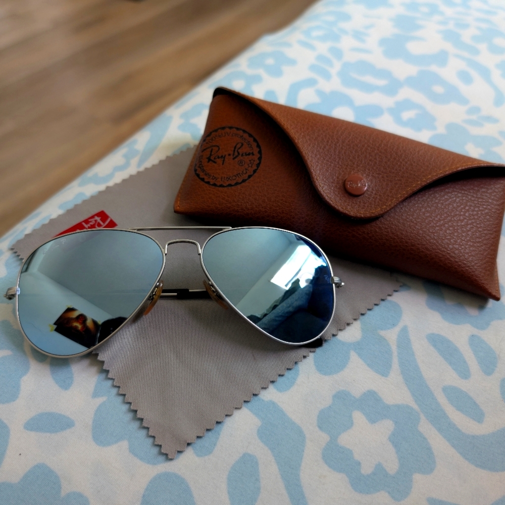 Ray-Ban Silver Mirror Aviator Sunglasses with Brown Case.